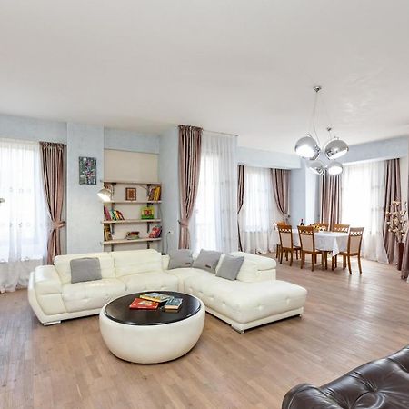 Luxury 4 Bedroom Apartment Тбилиси Екстериор снимка